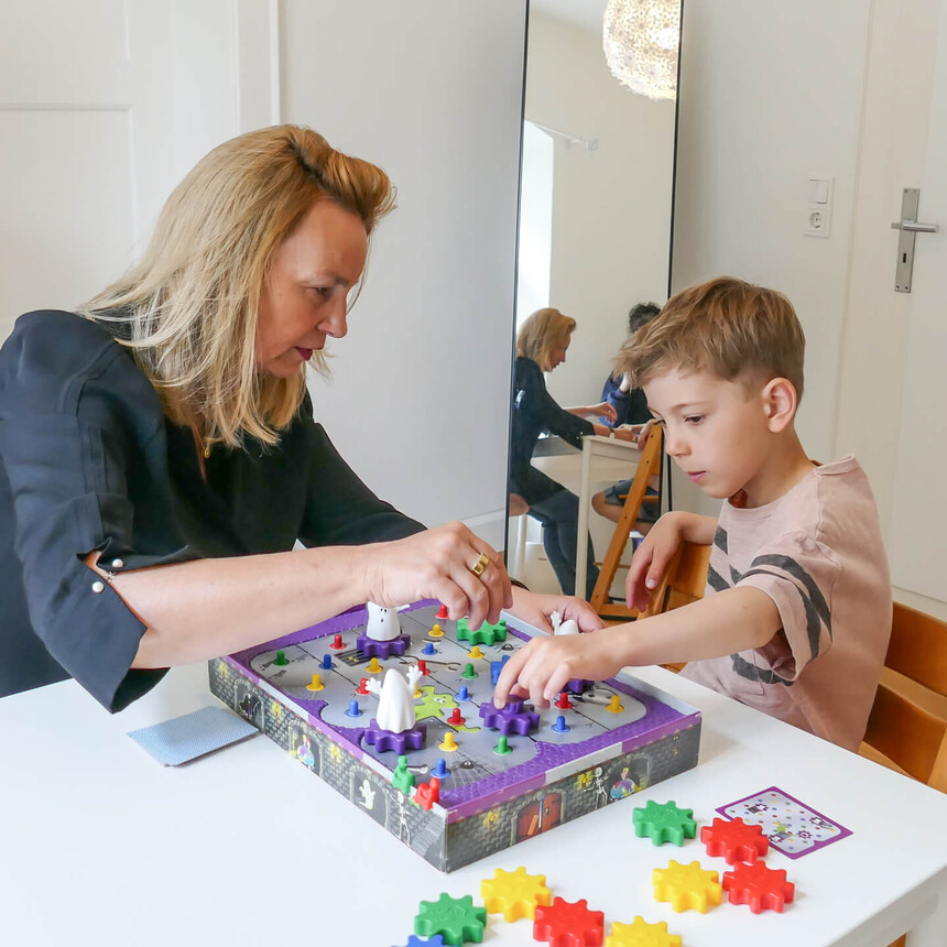 Therapeutin spielt mit Kind zur Förderung der Sprache in der logopädischen Kindersprechtherapie.